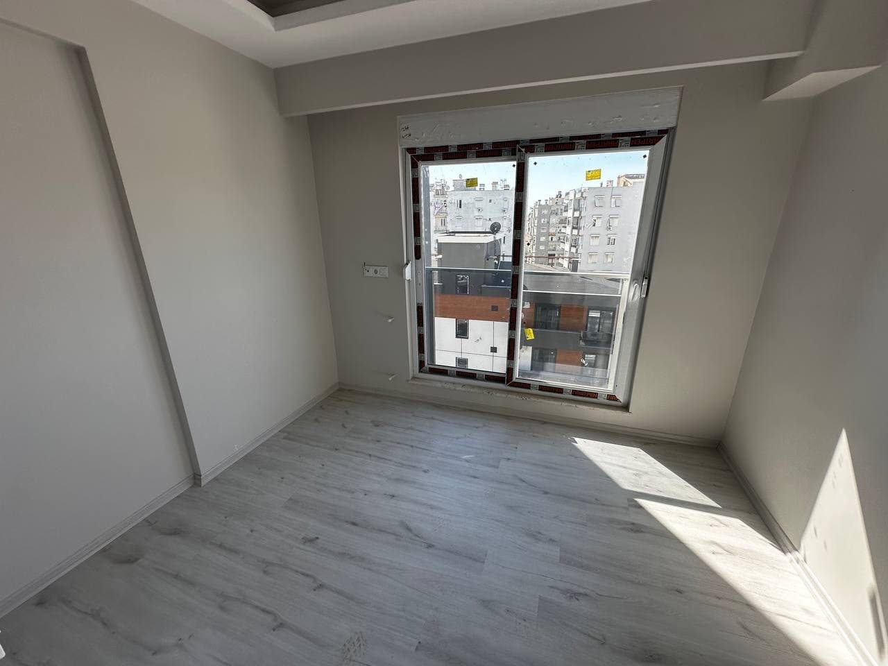 ÇARŞIDA SATILIK SIFIR BİNA