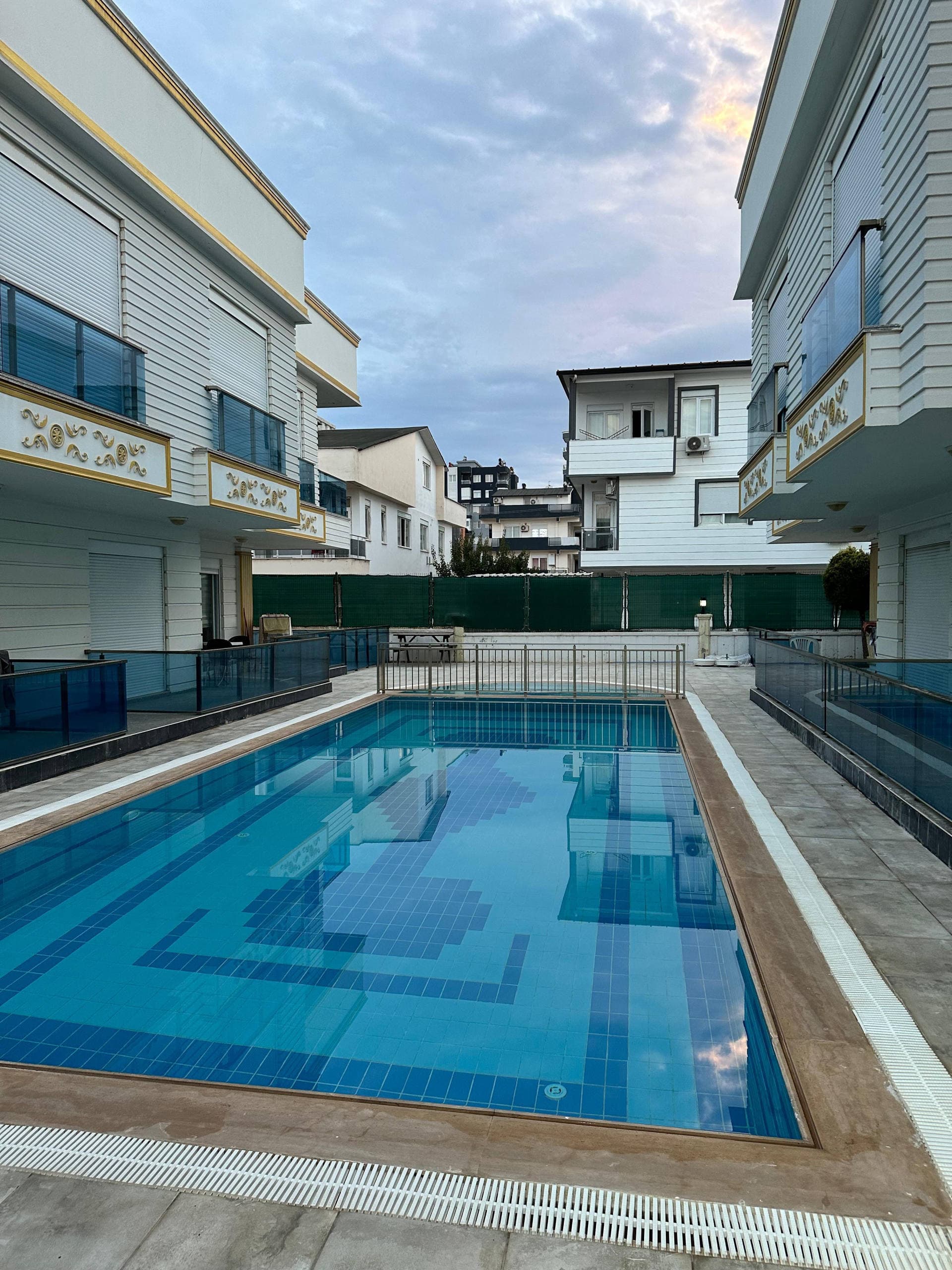 ANTALYA LARA GÜZEOBADA SATILIK 1+1 DAİRE
